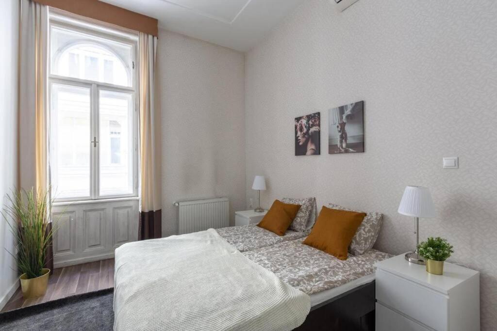 Chic, Captivating Space Near Opera House Budapest Esterno foto