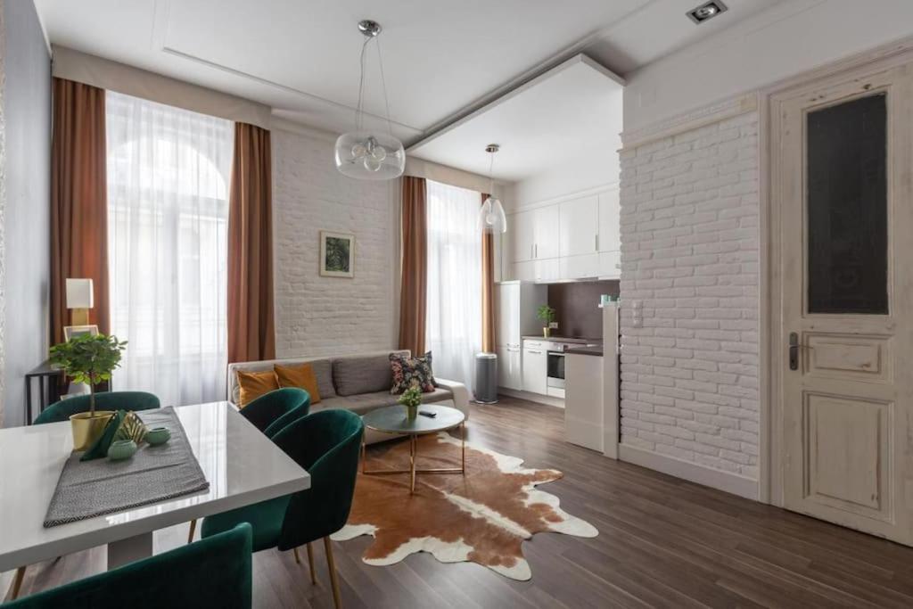 Chic, Captivating Space Near Opera House Budapest Esterno foto