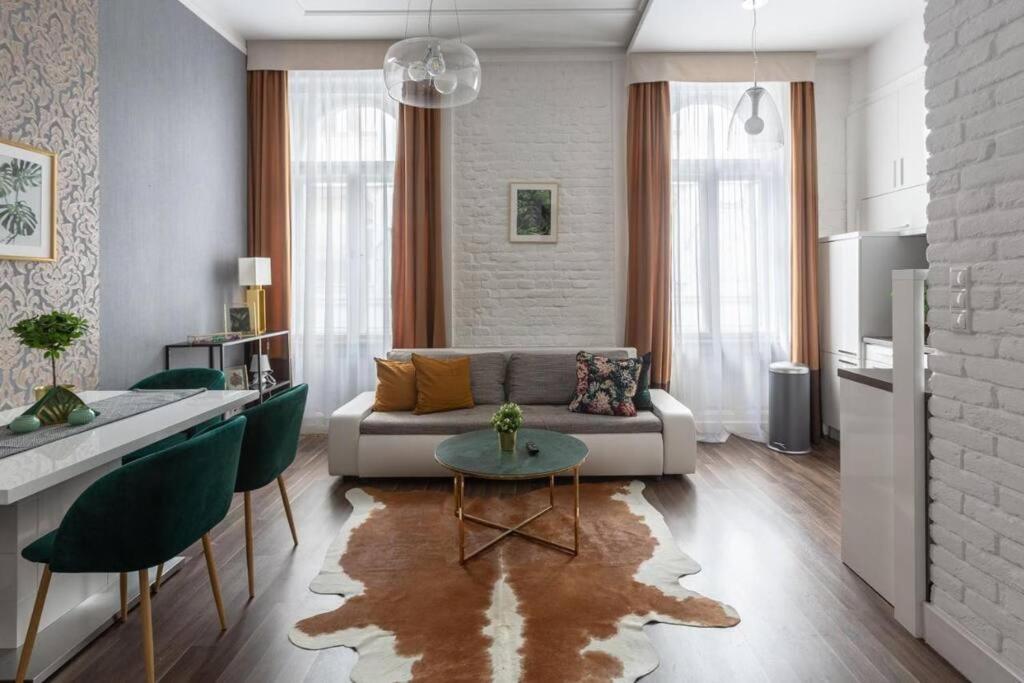 Chic, Captivating Space Near Opera House Budapest Esterno foto